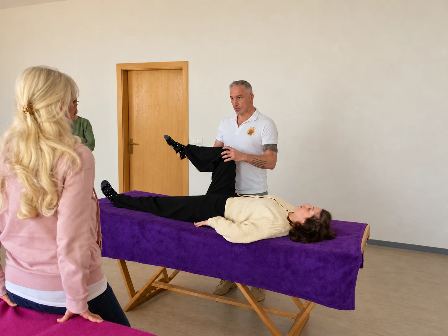 Werner Schlachtner erklärt in einem Kinesiologie-Kurs eine praktische Übung